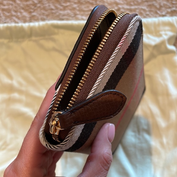 Authentic Burberry Wallet NWT - Picture 7 of 7